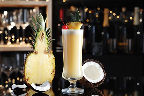Piña Colada ค็อกเทลทรอปิคอลรสมะพร้าวและสับปะรด เสิร์ฟในแก้วพร้อมน้ำแข็ง